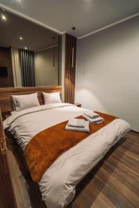 塞萨洛尼基INDIVIDUALliving3的一间卧室配有一张大床和两条毛巾
