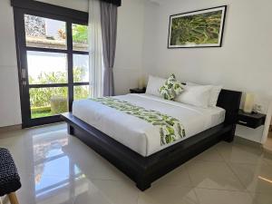 乌布Chandi Hotel Ubud的一间卧室设有一张床和一个大窗户