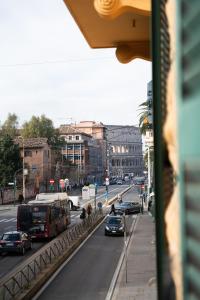 罗马Colosseo House的一条繁忙的城市街道,有汽车和公共汽车