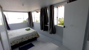 南圣弗朗西斯科Pousada Alto da Maroca的一间小卧室,配有床和窗户