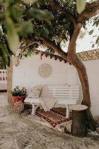 贝莱斯Villa Soluna的树下白色长凳