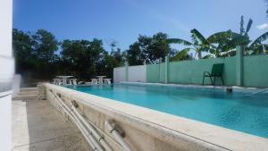 伯利兹城See Belize Sea View Vacation Rentals的蓝色海水游泳池和围栏