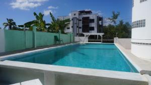 伯利兹城See Belize Sea View Vacation Rentals的建筑物一侧的游泳池