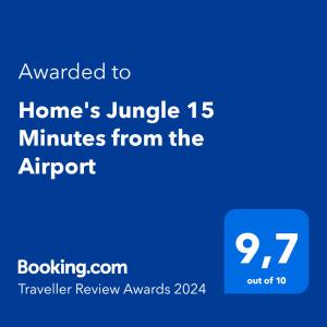 坎昆Home's Jungle 15 Minutes from the Airport的一部蓝电话,文字翻译成家庭丛林,从机场几分钟后