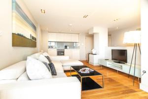 伦敦Modern City Apartments的客厅配有白色沙发和电视
