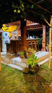 克拉玛斯Kubu Pering的一个带烧烤架和桌子的庭院,以及一些植物