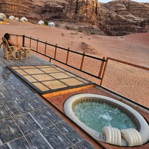 瓦迪拉姆orbit camp 2的沙漠中的一个热水浴缸