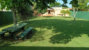 蒙得维的亚Casa Independiente en Punta Gorda的坐在院子中间的绿色公园长椅