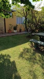 蒙得维的亚Casa Independiente en Punta Gorda的坐在院子草地上的公园长凳