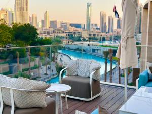 迪拜THE CLOSEST building to Burj Khalifa with Fountain View in Address Opera Residence的市景阳台配有椅子