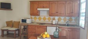 马佐Estrella de Sal的厨房配有木制橱柜和水果桌