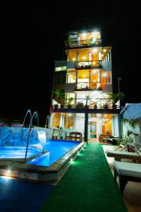 阿约拉港EXCLUSIVE CONDO GALAPAGOS & BEYOND 2的一座晚上设有游泳池的建筑