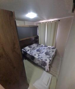 马塞约Cobertura Panorâmica 20º andar - com Hidro-Spa aquecido的一间小卧室,卧室内配有一张床铺