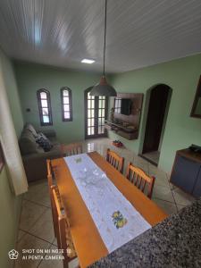 马卡埃Casa Muro Alto-Sana Rj的一间带桌子的用餐室和一间客厅