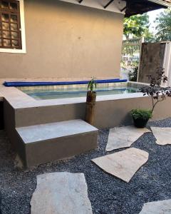 戈亚斯州上帕莱索Reges Hostel的房屋前的游泳池
