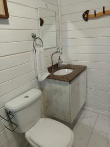 弗洛里亚诺波利斯Casa Agradável, 50m da Praia Freguesia do Ribeirão da Ilha的浴室配有白色卫生间和盥洗盆。