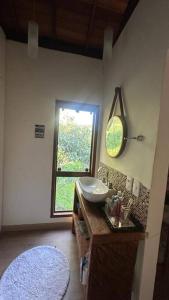 西波山Chalé Canto da Montanha的一间带水槽和窗户的浴室