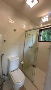西波山Chalé Canto da Montanha的一间带卫生间和玻璃淋浴间的浴室