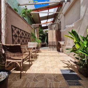 布拉干萨-保利斯塔Pousada - Aqui Hostel的庭院配有桌椅和植物