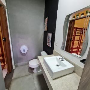 布拉干萨-保利斯塔Pousada - Aqui Hostel的一间带水槽、卫生间和镜子的浴室