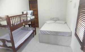 若昂佩索阿Hostel Summer Praia do Sol的一间卧室配有两张双层床。