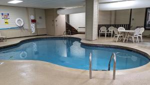 Hancock马格努森金冠酒店的一个带桌椅的大型游泳池
