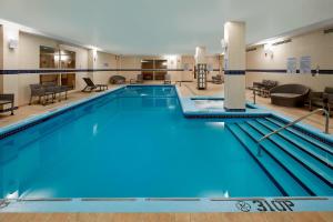 多瓦尔蒙特利尔机场万怡酒店 的蓝色海水大型游泳池