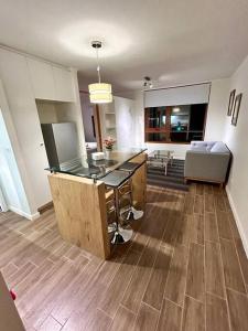 蒙特港201/ Precioso apartamento 1D+1B Centro + Jumbo 5 min的客房设有带桌子和沙发的厨房。