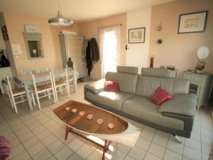 滨海拉特朗什Maison La Tranche-sur-Mer, 3 pièces, 4 personnes - FR-1-22-231的客厅配有沙发和桌子