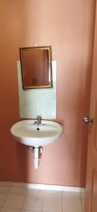 科隆Ofiuras Hostal的一间带水槽和镜子的浴室