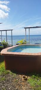 科隆Ofiuras Hostal的一座背景海洋的游泳池