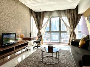 吉隆坡Regalia service suites klcc skypool的带沙发和电视的客厅