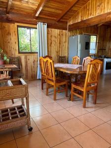 里坎雷Cabaña Flor de Lican的厨房里设有1间带桌椅的用餐室