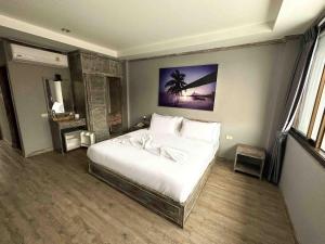 苏梅岛JALMIN Hotel Samui的卧室配有一张白色大床