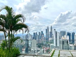 吉隆坡Regalia service suites klcc skypool的城市天际线顶端的棕榈树