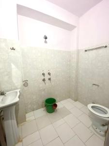 斋沙默尔Little Prince Home Stay的一间带卫生间和绿色桶的浴室