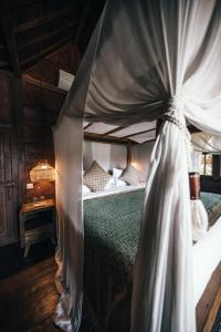 龙目岛库塔Villa Ellya的一间卧室配有一张带天蓬的床