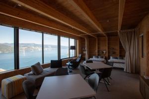 热海&y,atami - Vacation STAY 36193v的配有桌椅和大窗户的客房