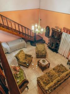 拉斯罗萨斯El Sosiego的带沙发和吊灯的客厅