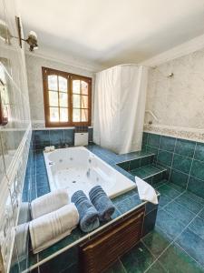 拉斯罗萨斯El Sosiego的一间大浴室,配有蓝色瓷砖浴缸