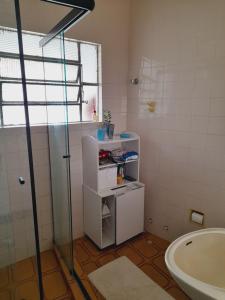 圣保罗Casa do Luis的一间带玻璃淋浴和水槽的浴室