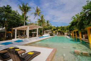 班泰Summer Luxury Beach Resort & Spa的度假酒店内带躺椅的游泳池