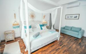 Rodrigues IslandAu Temps D'antan- Ile Rodrigues的卧室配有秋千床和蓝色沙发。