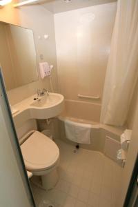 釜山釜山海云台2东横酒店的浴室配有卫生间、盥洗盆和浴缸。
