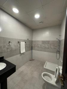 塞拉莱بيت السلطانة للأجنحة الفندقية的一间带卫生间和水槽的浴室