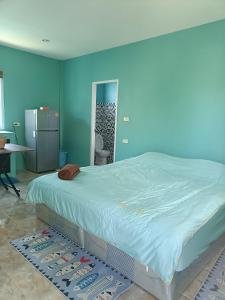 邦涛海滩寒冷之地旅馆的一张大床,位于拥有蓝色墙壁的房间