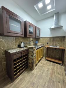 埃里温NO PROBLEM的厨房配有木制橱柜和台面