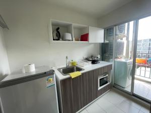 清迈Living like local in Chiangmai的一间带水槽和冰箱的小厨房