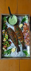 MalothaDhauladhar Woodhouse的鱼和蔬菜的托盘和浸泡