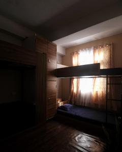 甘托克The Secondfloor Gangtok的一间设有双层床和窗户的暗室